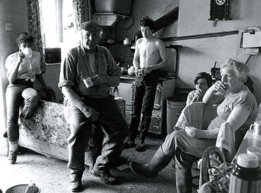 Devon family. Photo by James Ravilious © Beaford Arts. 